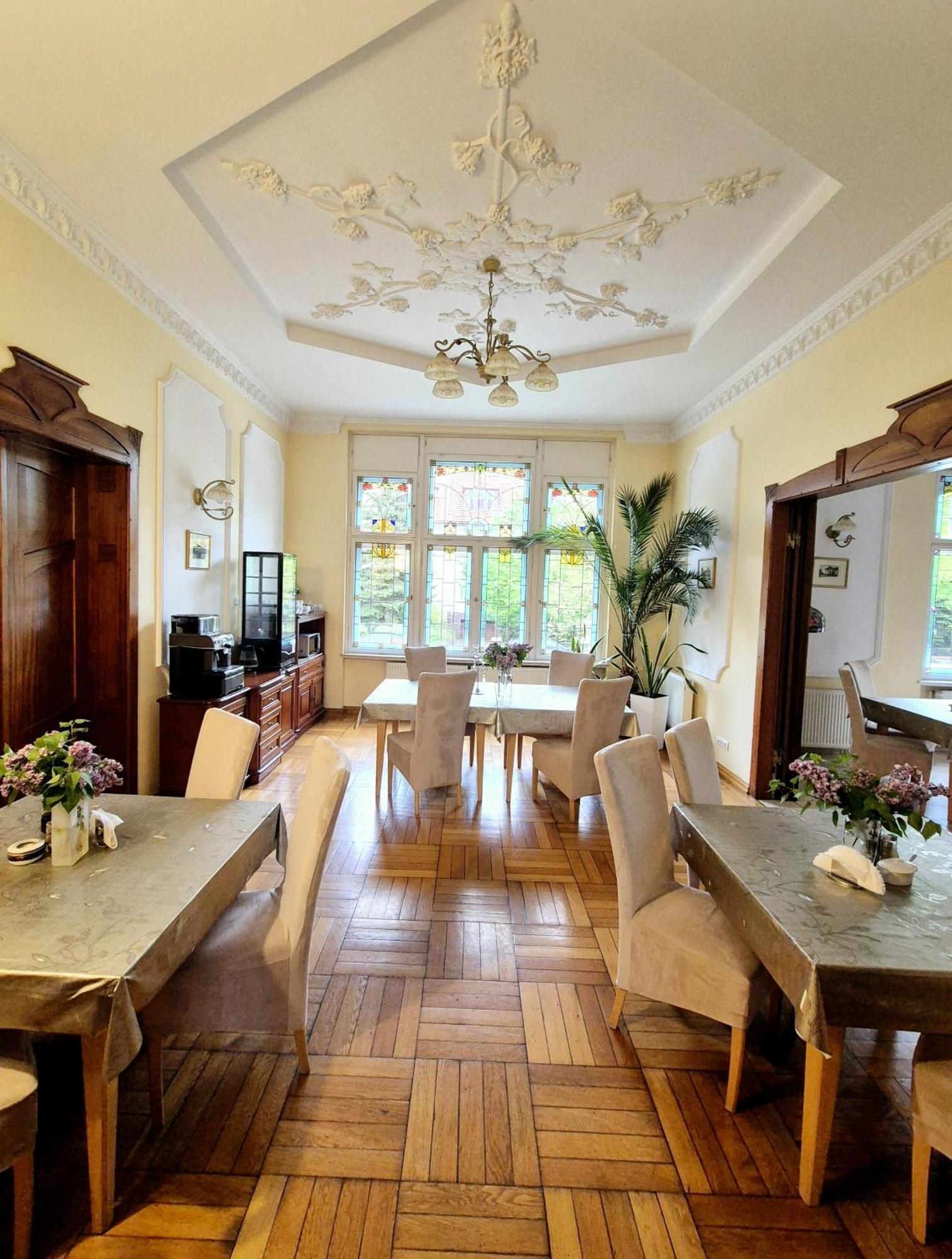 Hotel Palacyk Legnica Buitenkant foto