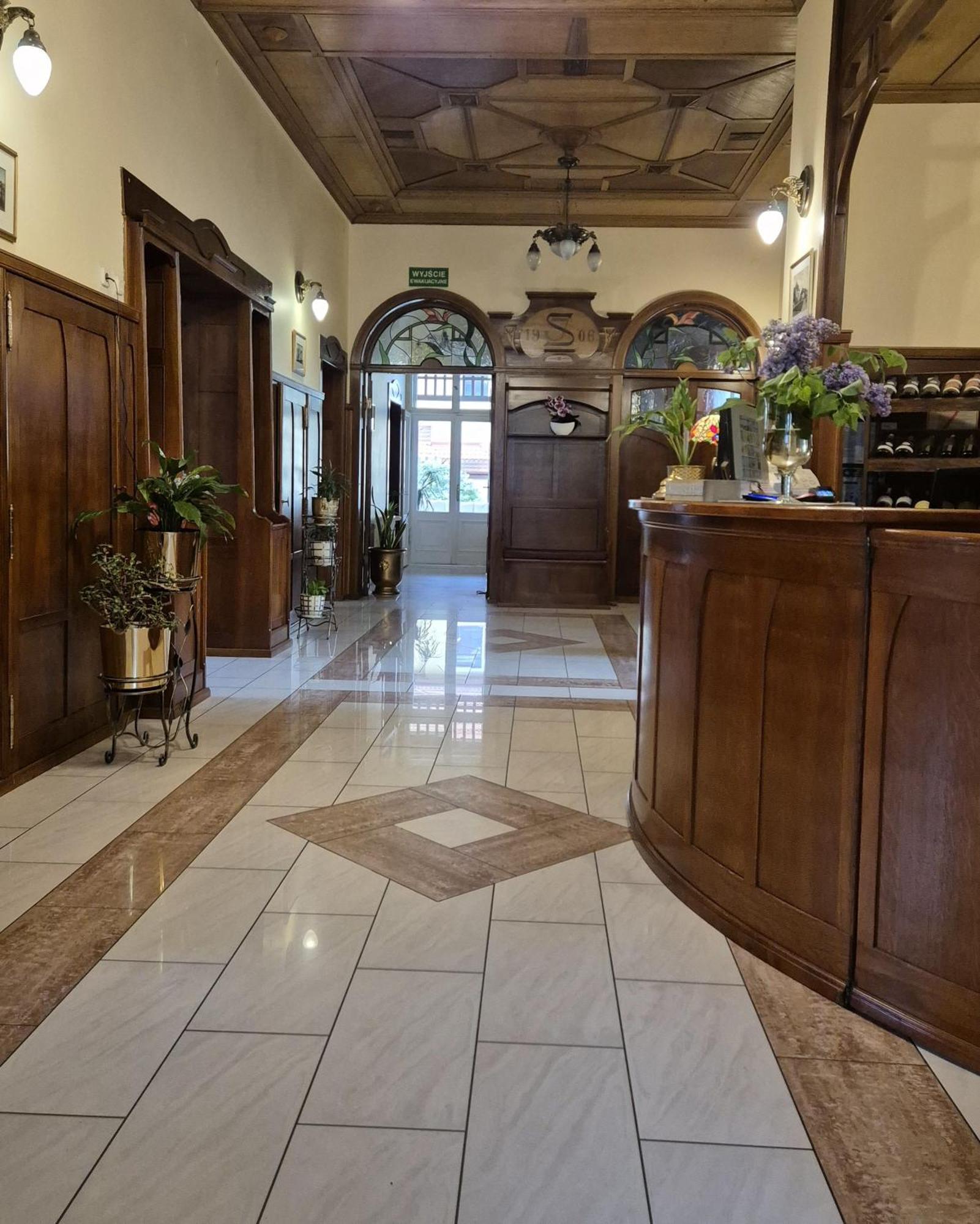 Hotel Palacyk Legnica Buitenkant foto
