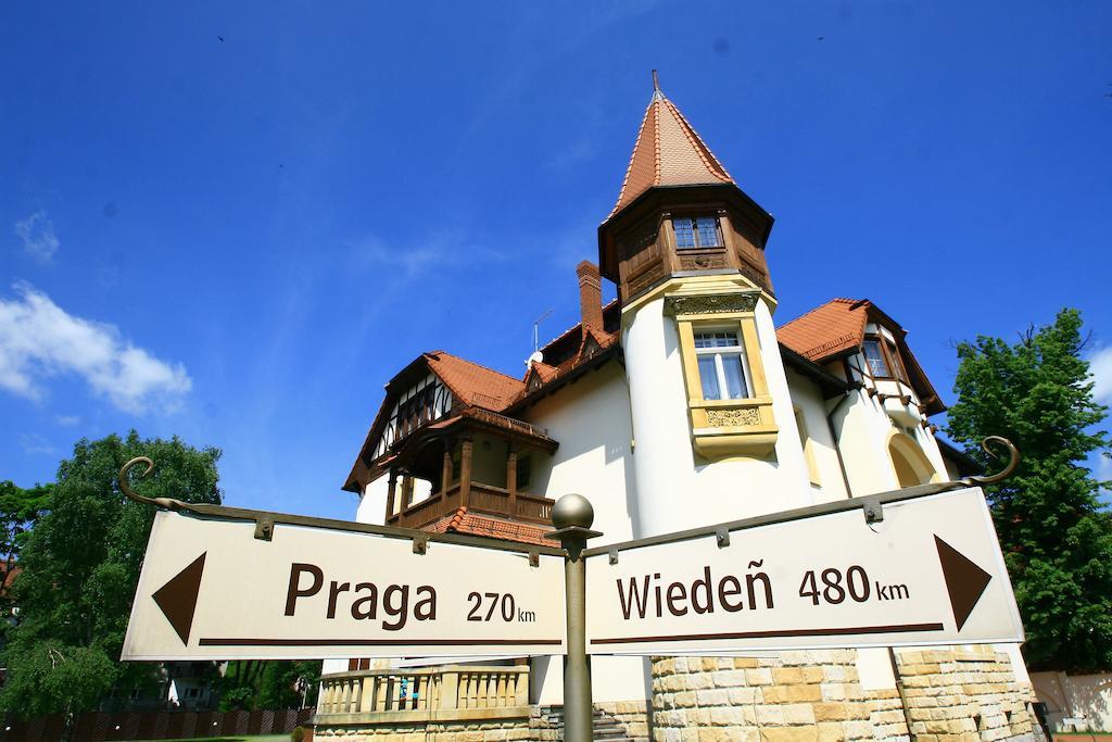 Hotel Palacyk Legnica Buitenkant foto