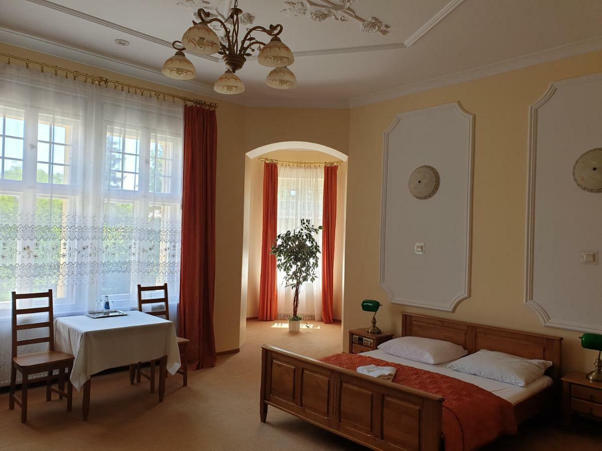 Hotel Palacyk Legnica Buitenkant foto
