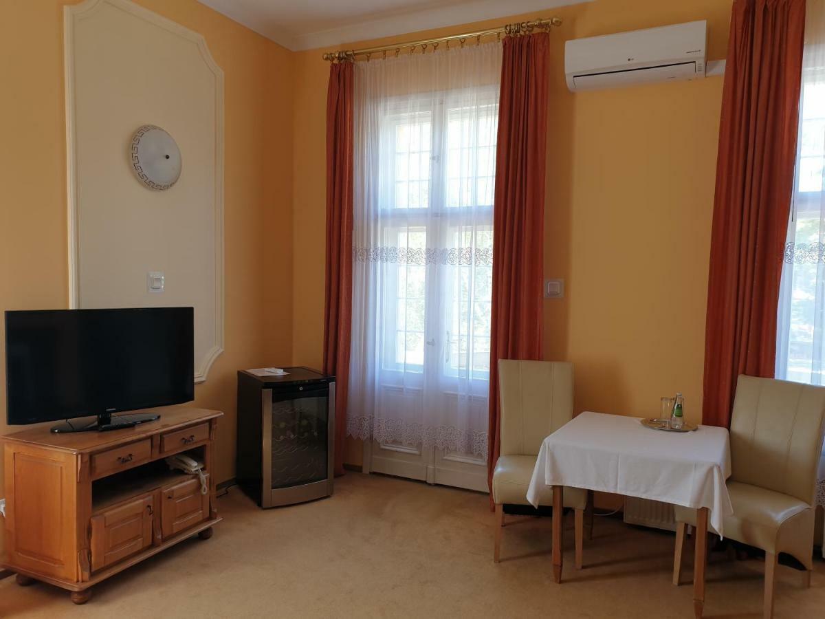 Hotel Palacyk Legnica Buitenkant foto